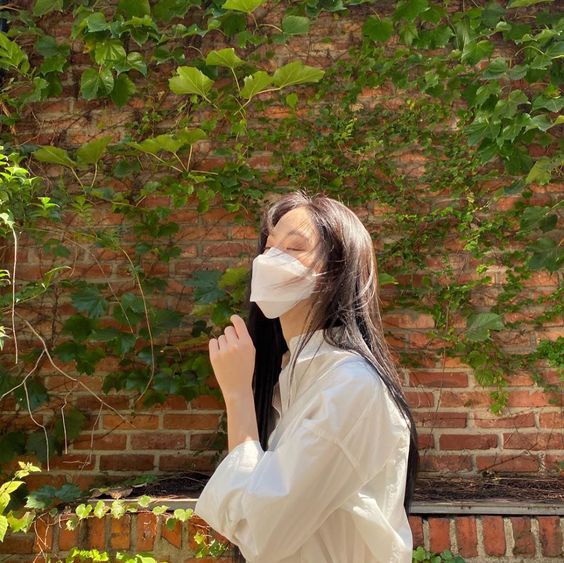 老人系女孩特征 8:不介意放飞机/被放飞机,甚至觉得不出门赴约更轻松自在 出门赴约前总会内心很拉扯「早知道就不约了」,也不介意被朋友爽约,很多时候还会因为被放飞机偷着乐,感觉不用出门可以赖在家耍废、做自己喜欢的事更加轻松自在。