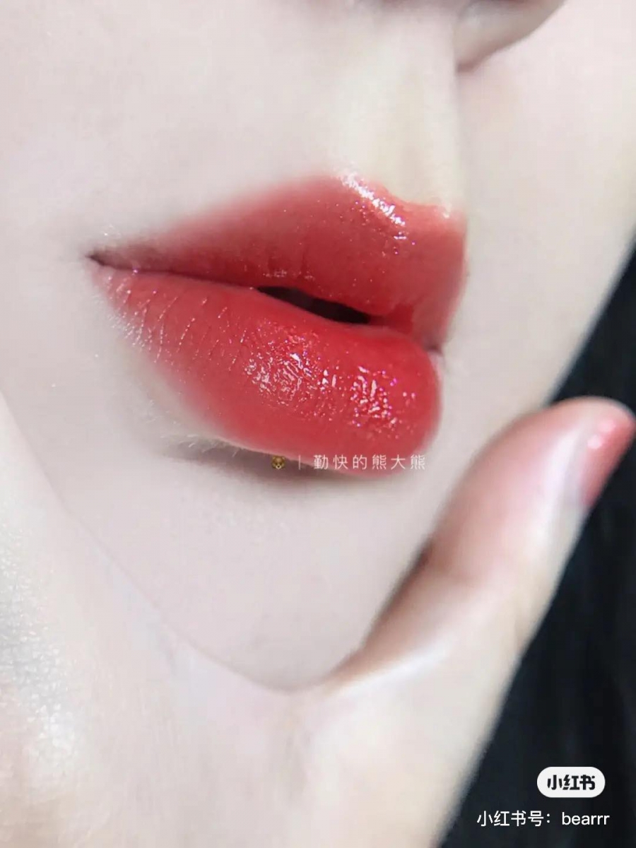 # 106 则是带粉紫调碎闪的树莓红色，白皮女孩涂这款非常亮眼～