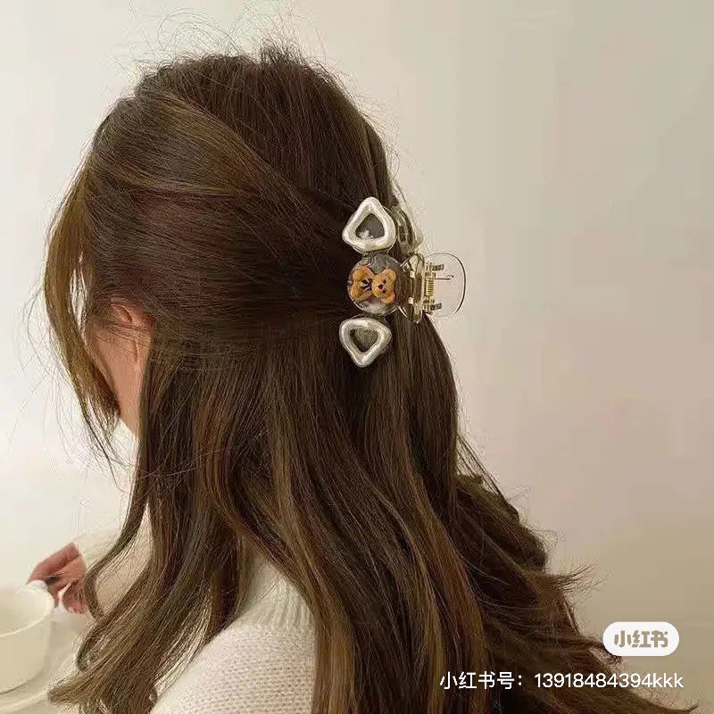 INS风小熊抓夹 近几年超夯的法式珍珠抓夹、韩国欧尼风金属鲨鱼夹都是走优雅风~把抓夹做成这种INS风巧萌小熊设计也好耐看呢!无论是透明设计还是奶油白色款都好好看!