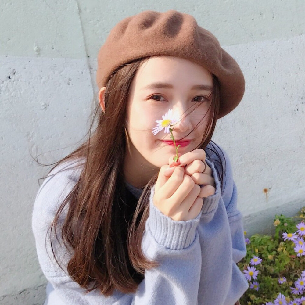 如果你深陷于容颜焦虑、身材焦虑的困境中走不出来,自觉越来越美信心、总觉得自己哪儿都不好看、哪儿都比不上别人...希望你可以读读以下这12段话,帮助你摆脱焦虑,赋予自己更多自信的力量: 1、下定决心变美、学习化妆打扮的你,是为了自己作出努力,还是为了满足外界与社会的期待呢?希望女生们记得:打扮是为了自己,不是取悦他人! 2、永远追求满足他人眼中认为的「美」 或 「好」,这条路注定没有尽头。