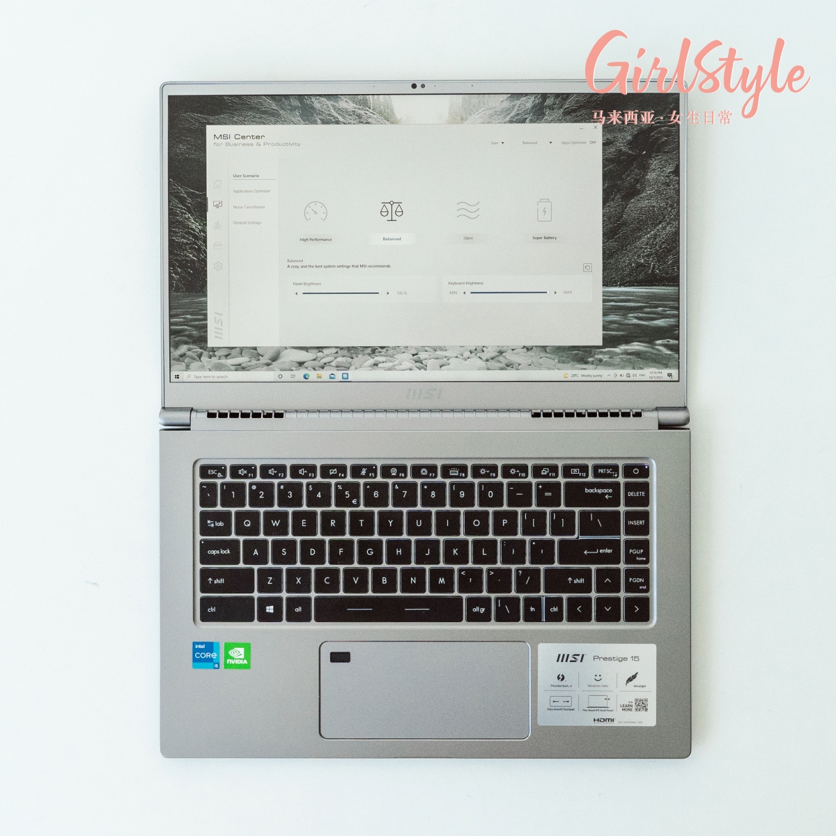 轻至1.69KG的机身纤薄轻巧又便携，萤幕能180度展开，让创作者能更弹性地展示作品。回归常规生活、可以外出工作后，也能摆脱一贯手提电脑的笨重感，带着它利落地轻装上阵、优雅时髦出门。如此高颜值设计+超强大性能融合的化身，说它是手提电脑界的「完美理想型」真的一点都不为过啊～