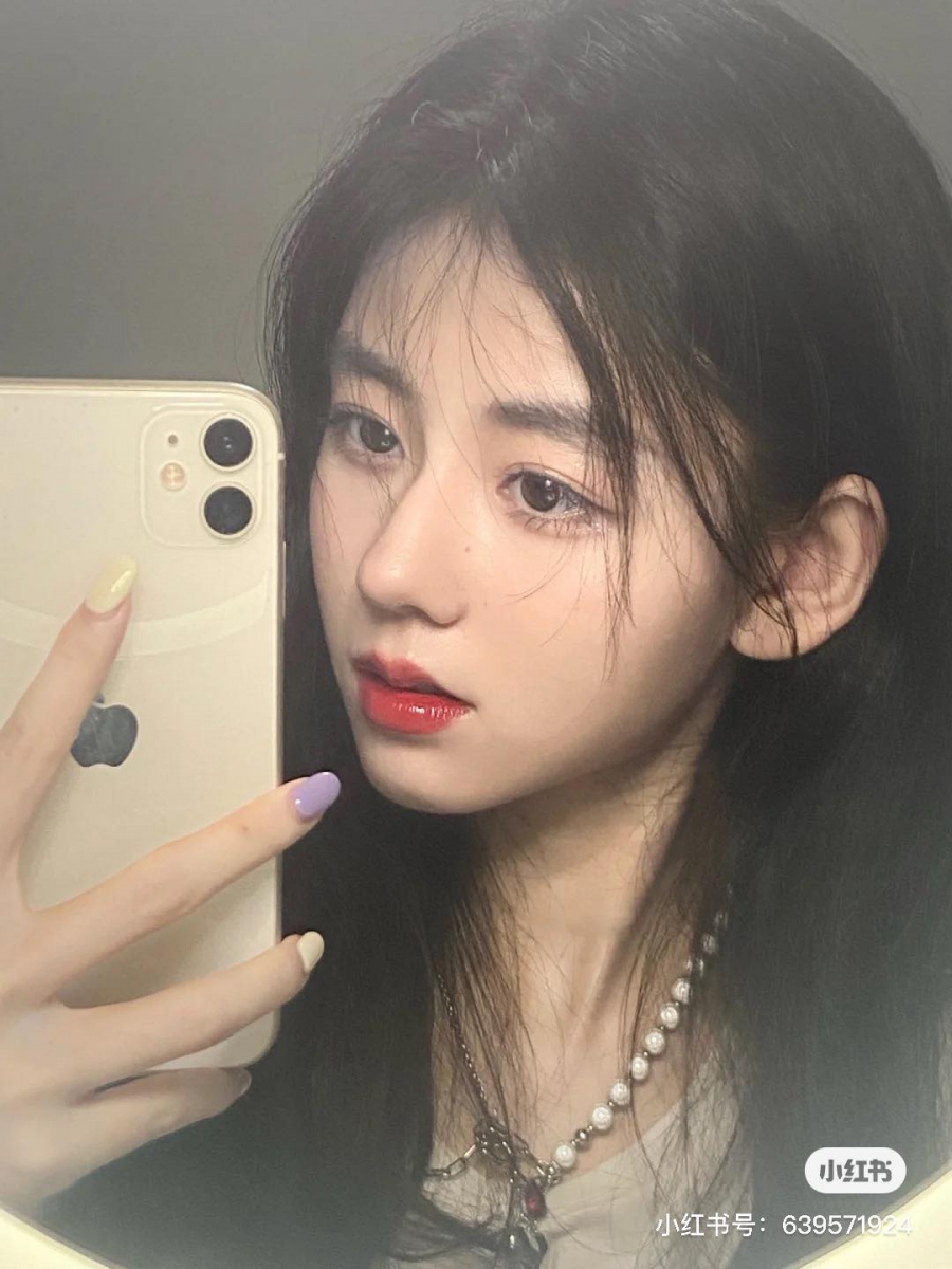 为什么女明星、小红书和IG博主的对镜自拍照那么好看,自己拍的时候效果总是不理想?专业写真模特 @ 毛毛想再睡八分钟 日前就整理了一份「对镜自拍Tips」笔记,短短几天便收获破50k点赞+收藏!掌握好这几招,随便怎么拍效果都比别人美 ♥ 轻松拍出女明星、小红书IG博主同款好看对镜自拍: