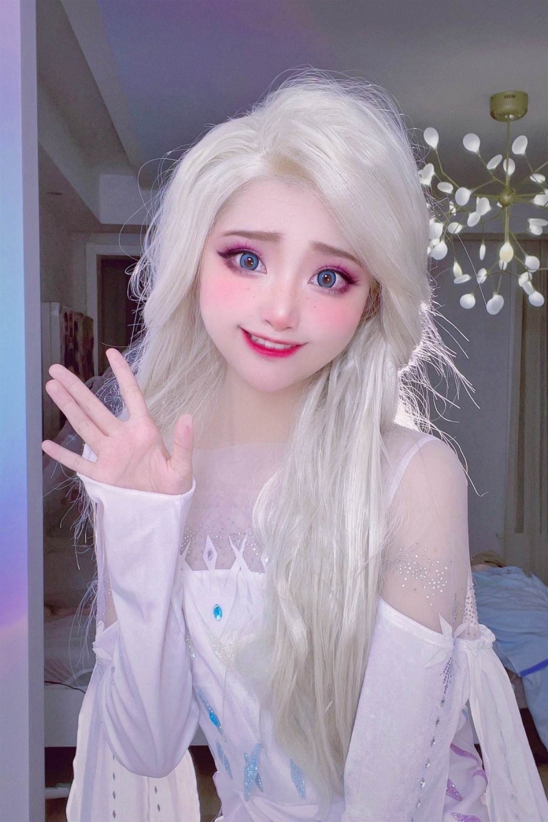 她最经典的迪士尼卡通角色扮相,除了有《Zootopia 疯狂动物城》的兔兔Judy,近期《Frozen冰雪奇缘》Elsa艾莎公主和Anna安娜绝美扮相也让粉丝惊叹:究竟还有什么小柔SeeU Cos不出来的造型!?