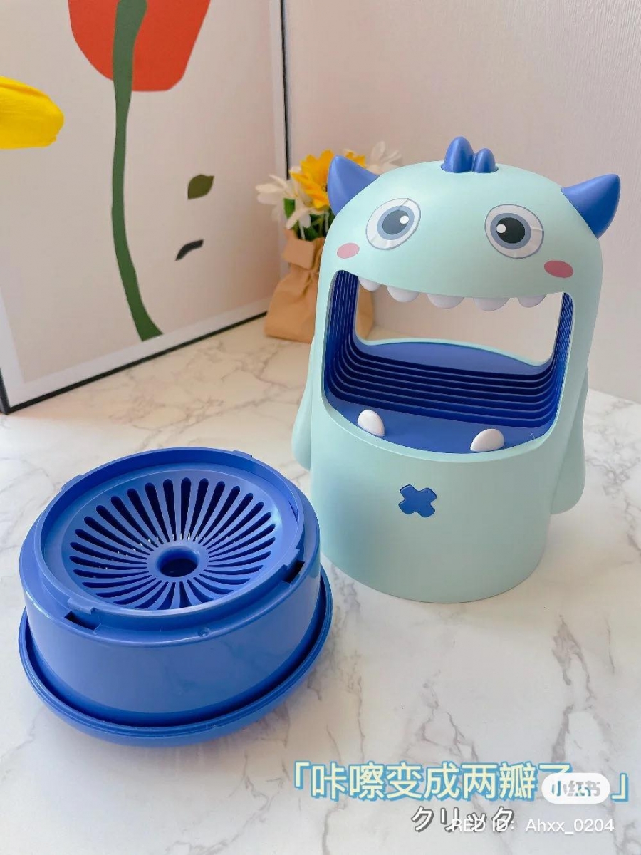 粉嫩嫩大嘴小怪兽灭蚊灯 >>> 【点击查看Shopee链接】 喜欢可可爱爱家居产品的女生太值得拥有它啦（笑）张大嘴的小怪兽采用了物理灭蚊原理，无味、静音无噪声，大人小孩房间里都可以安心使用～一套中附送小怪兽表情贴纸，可以按喜好给灭蚊灯贴上可爱小眼睛和腮红点缀。