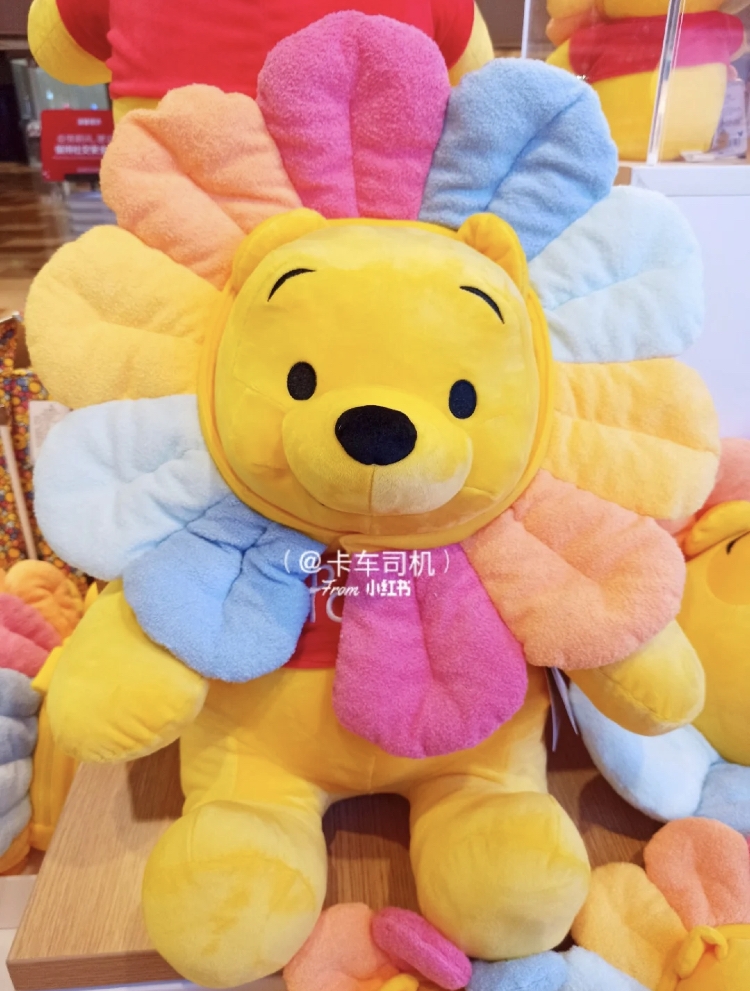 不允许Winnie The Pooh小熊维尼控们还不知道「它」!近期这款超可爱的「太阳花小熊维尼」娃娃在小红书和各大平台掀起维尼迷们疯传,继上回上海迪士尼配合5周年庆推出的「梦幻马卡龙色系」玩偶、樱花季限定粉色维尼后,这波Q爆的小熊维尼变身灿烂彩色太阳花造型,保证疗愈你的心 ♥