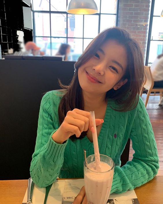 选择(C)绿外套男孩 绿外套C男孩看身高似是4名小孩中年纪最小的,面露笑容的他双手插着口袋,感觉是在藏匿真实想法和情绪。会选择C男孩的人一般会认为他越是强装镇定,越有可疑之处。 凭直觉认为是C男孩打破花瓶的你,有着出色的领导者个性;为人独立、不依赖他人,身边许多人也对你非常信任,经常遇到难题便会来咨询你的意见。而慷慨的你也总会不吝啬地帮助大家,并相信自己可以从这些大大小小的事情上有所吸收,成就更棒的自己。但多年来你已经习惯了充当「率领大家」的角色,因而遇到棘手的问题时会不知道如何求助、拉不下脸示弱,更会惯性隐藏起自己的负面情绪。希望你记住,真正懂你、喜欢你的人,不会因为你示弱或不济而看低你;正视自己的负面情绪,与自己握手言和、包容自己的不完美,身心灵才会更健康哦!