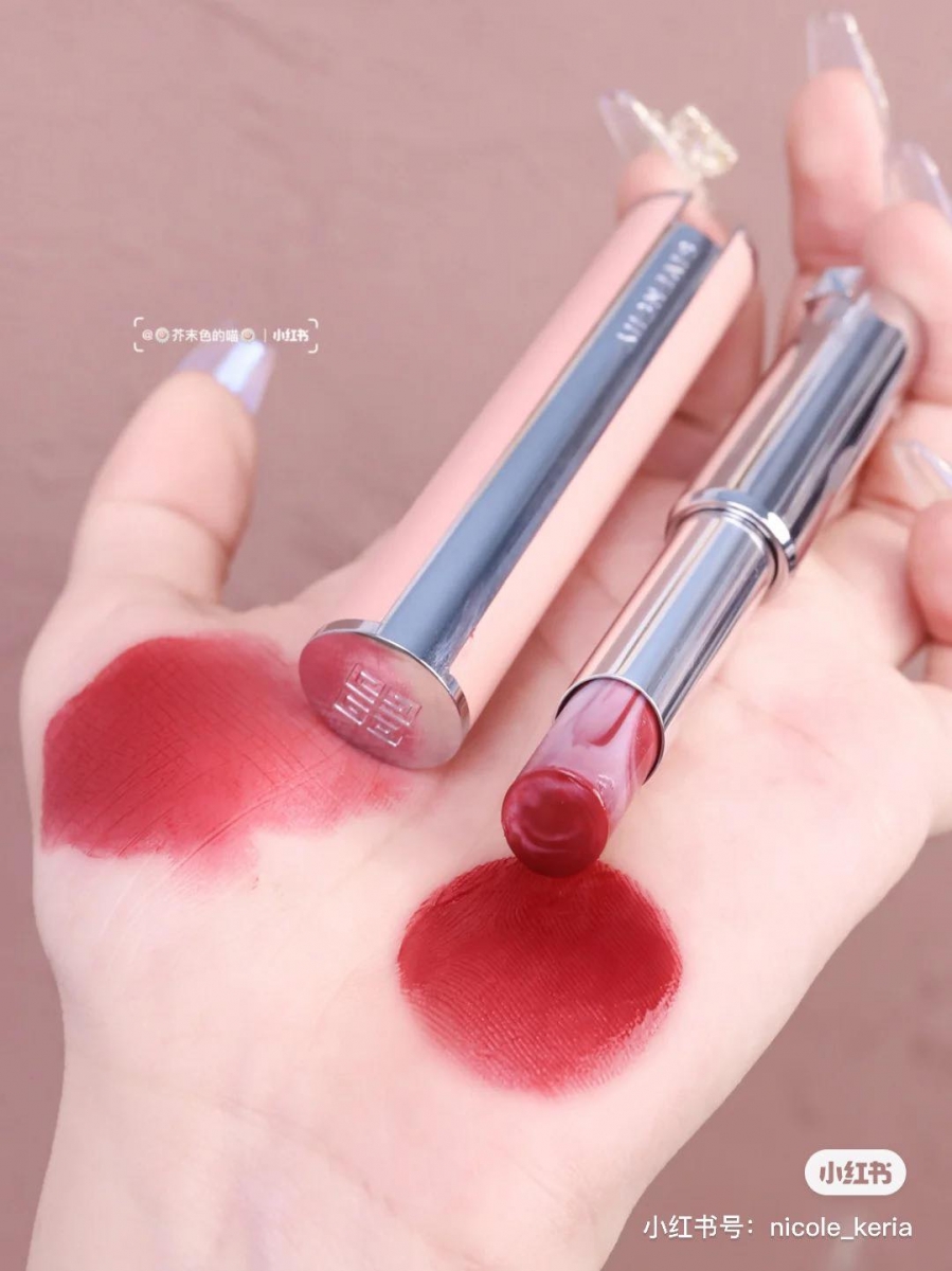 同场加映：GIVENCHY大理石小粉管在马来西亚买得到～ 此前Givenchy家推出后掀起口红控热议的「大理石小粉管」Rose Perfecto Lip Balm，大理石纹唇膏体配上粉fufu超梦幻的外壳，感兴趣的女生刀马来西亚Sephora官网就能买到！>>> 【点击查看Sephora链接】