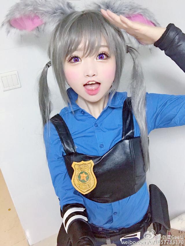 她最经典的迪士尼卡通角色扮相,除了有《Zootopia 疯狂动物城》的兔兔Judy,近期《Frozen冰雪奇缘》Elsa艾莎公主和Anna安娜绝美扮相也让粉丝惊叹:究竟还有什么小柔SeeU Cos不出来的造型!?