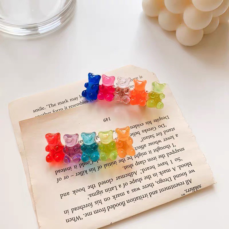 赵露思同款小熊软糖发夹 这款看起来莫名有点可口是怎么回事~(笑)彩虹渐变色小熊软糖排列组成的超萌发夹,用来固定刘海、点缀在马尾/丸子头上或耳上位置都超减龄!