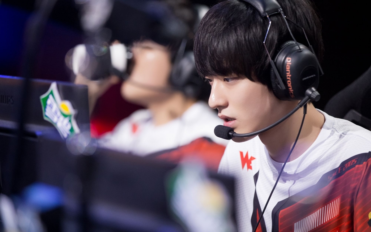 英雄联盟WE俱乐部ADC选手 - Mystic 被粉丝亲切称为大舅子的Mystic(진성준陈圣俊)不仅是电竞粉公认的帅欧巴,据悉连负责电竞赛采访和报导的记者姐姐哥哥们都公认「是完全不需要后制修图的原生帅哥」,这个长相放在男团或韩剧里也丝毫没有违和感啊!