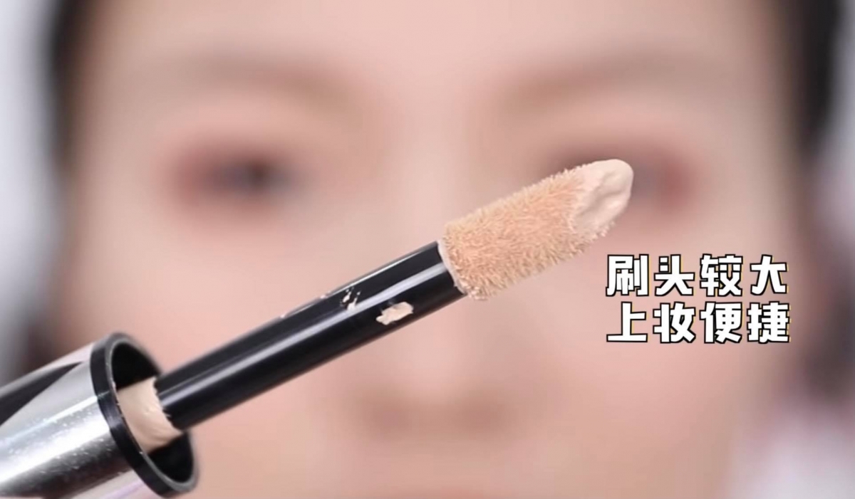 L'Oreal Paris Infallible Full Wear Concealer 长效遮瑕膏 公认妆效持久、不拔干、轻薄零厚重感的一款高CP值遮瑕膏;据官方资料说明其刷头部分比一般遮瑕棒的面积更大一些,如果出门不想带大大罐的粉底液,也可以把它当作粉底液全脸使用~补妆能力也很棒哟!
