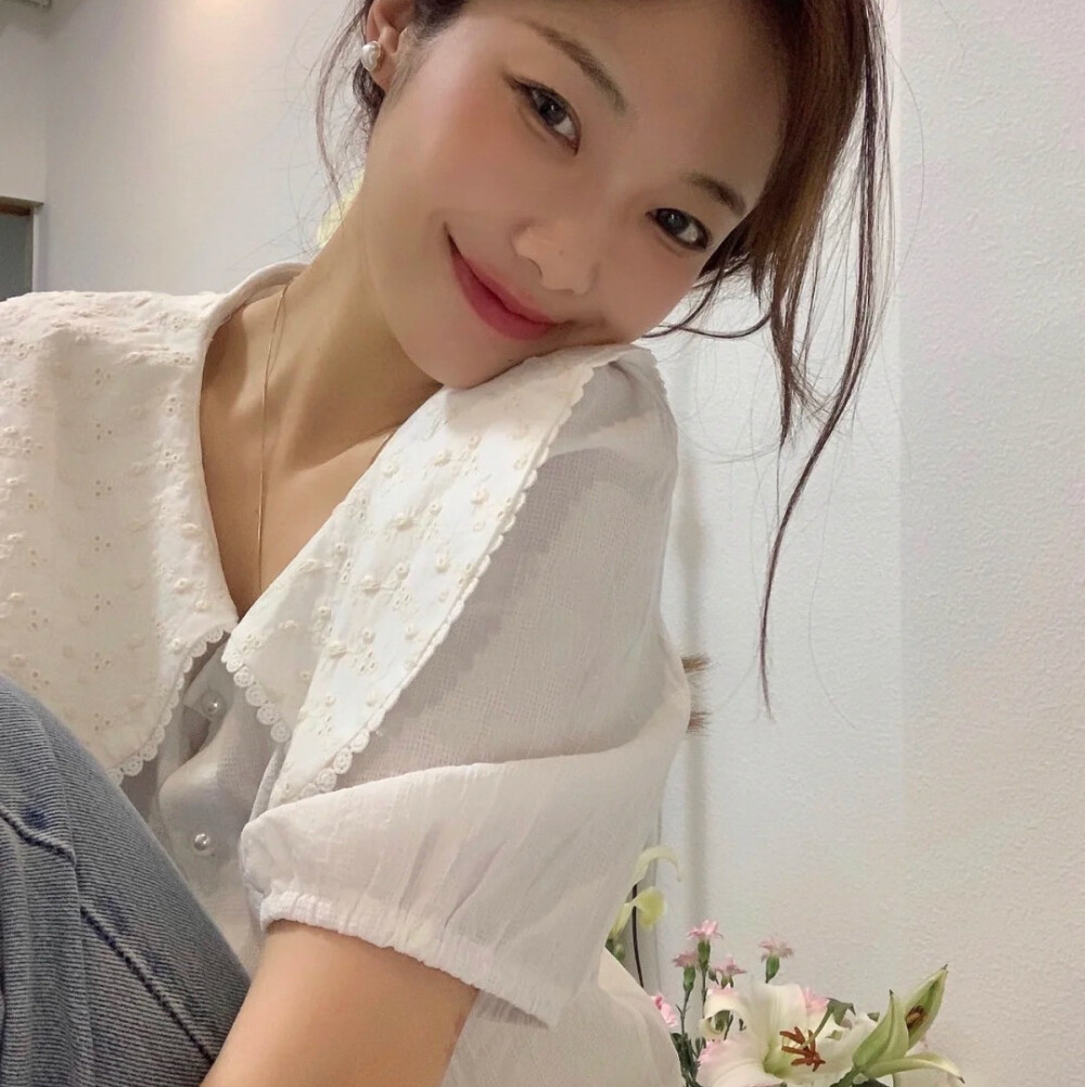 5、我们都是世上独一无二的限量版;或许我不是你眼里的那种漂亮,但我绝对是你没见过的那种漂亮! 6、妈妈和我说的这段话鼓舞了我好久:“你们小女生,总是不满意自己的外貌、认为自己腰不够细、眼睛不够大、皮肤不够白皙通透,但到了我这个年纪真心会觉得,每个年轻的女孩子都好好看。胖也好看、瘦也好看,你们正处于人生最好的时光,却意识不到年轻本来就很美,时常因为这个社会单一的审美标准而自卑。”