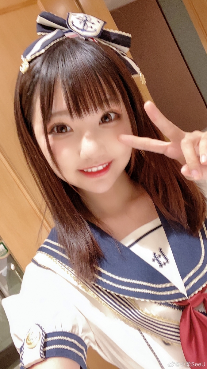 翻看小柔SeeU的微博相册可见几乎所有照片都有蛮明显的精修痕迹,加上浓浓的妆和各种配合角色的出挑发型、穿搭,不仅看不出年龄,连真实容貌都“藏”得挺深~因而勾起不少网民的好奇心,很想知道她本人到底是什么样的长相。