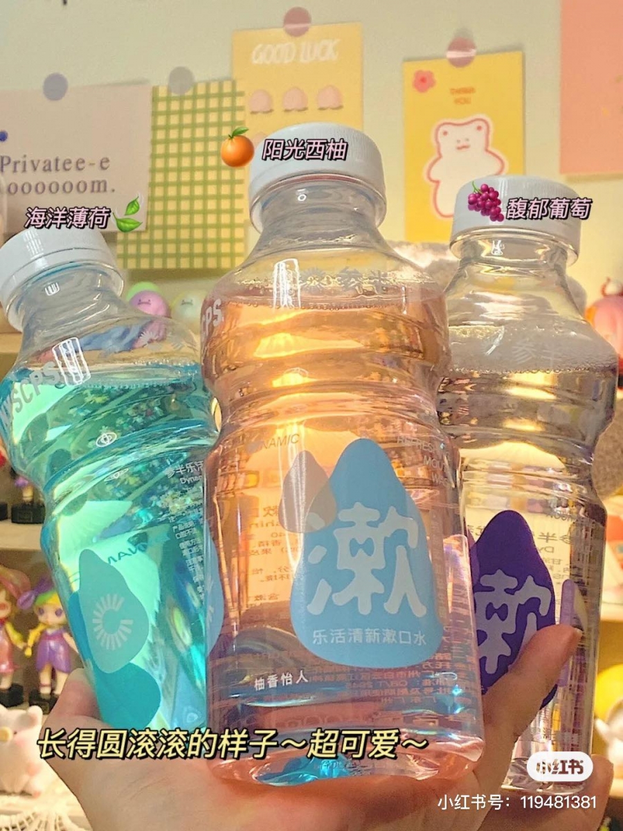 这系列「参半」推出的漱口水主打蕴含益生菌搭配水果清香,漱完收获清新口气的同时,还能平衡口腔菌群,抑制有害牙龈牙齿健康的细菌滋生。而且里面不含酒精、入口感觉很温和清新一点都不刺激和辣嘴巴。