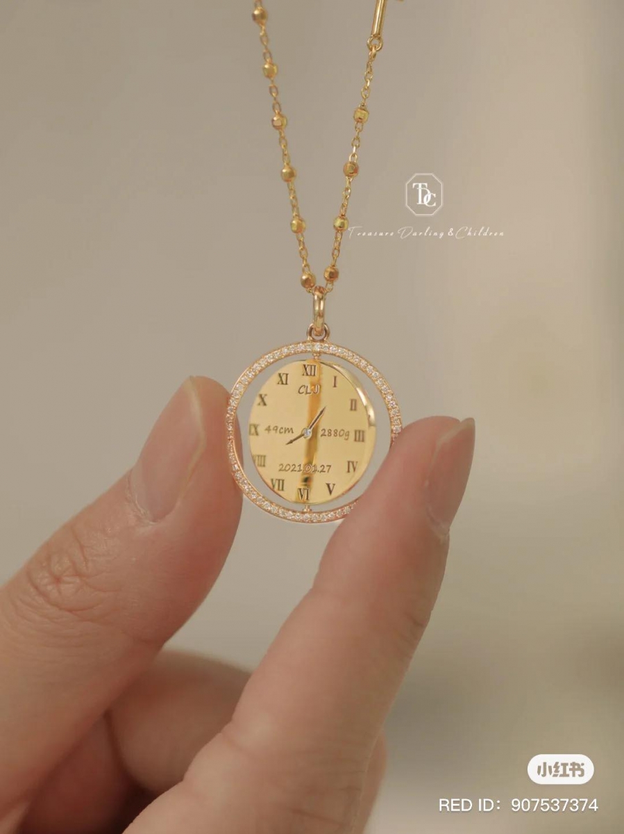 除了月历设计,他们家还有纪念「出生时间/值得纪念的时间」定制款链坠,用来纪念宝宝出生等有着美好意义的时光;不仅可以打造成项链,也可以定制成手链呢~