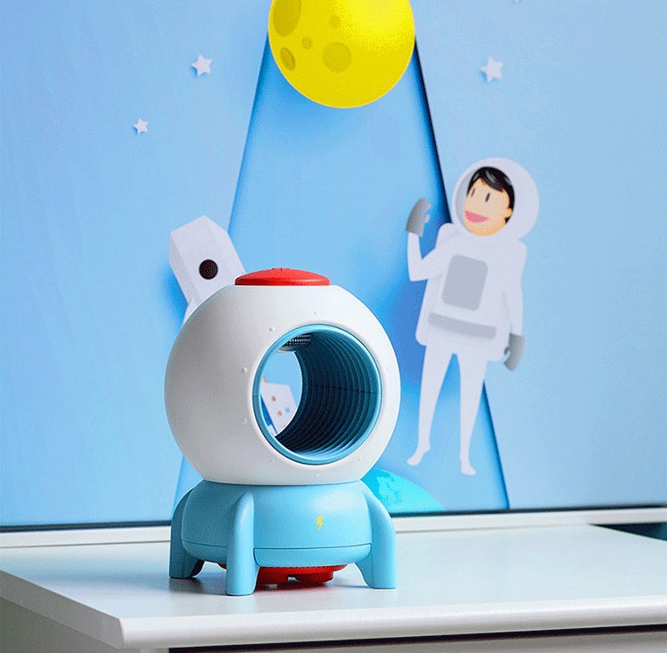 童趣火箭造型灭蚊灯 >>> 【点击查看Shopee链接】 半夜被蚊子滋扰到无法好好睡觉、而且被叮咬后皮肤红肿瘙痒难耐，彻底影响睡眠品质（哭）喜欢各种有关宇航、宇宙星球元素的女生相信会爱爆这款超Q的火箭造型灭蚊灯！其利用温和无害的紫光波，吸引蚊子掉入“陷阱”储蚊盒中，过程中不使用任何含化学物质的灭蚊虫剂，外形很戳少女心的同时也是「安心好眠良伴」～