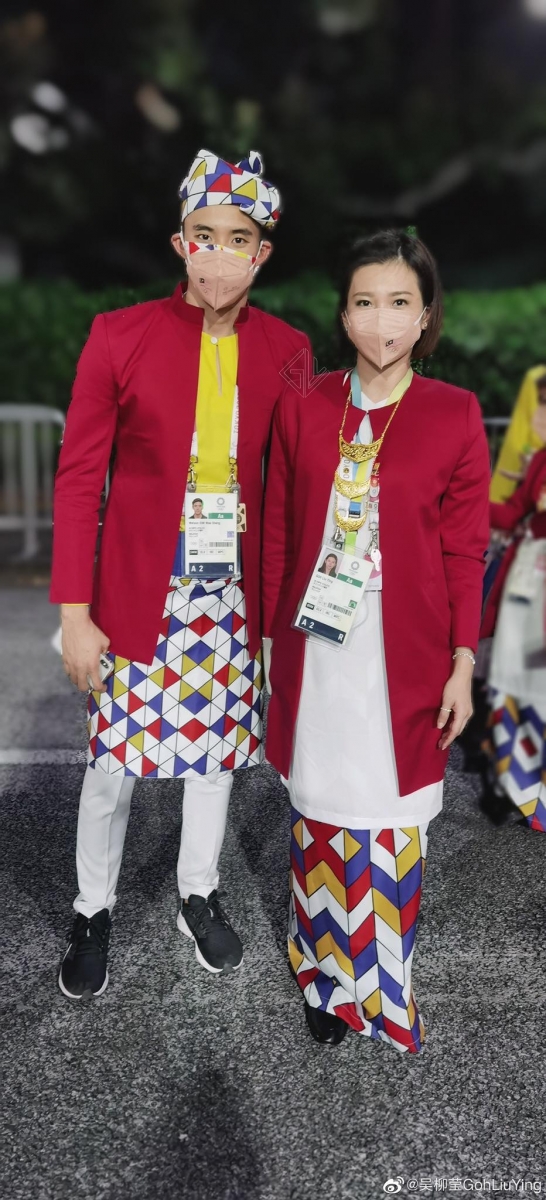 原定2020年举行的东京奥运会因全球疫情展延,昨晚(23日)正式举行了开幕仪式。马来西亚队昨晚在开幕典礼上出场时,由吴柳莹和李梓嘉被委以重任担任旗手;同样有登场的马来西亚泳坛之星Welson沈威胜竟意外掀起了网络热议!
