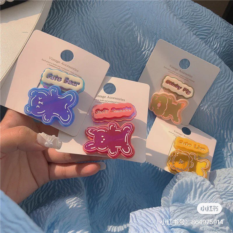 超萌彩色镜面小熊发卡 软妹纸风格卡通小熊组合发夹~除了有蓝色小熊款之外,粉色小兔、黄色小狮子和裸色小猪设计也很值得All-In!