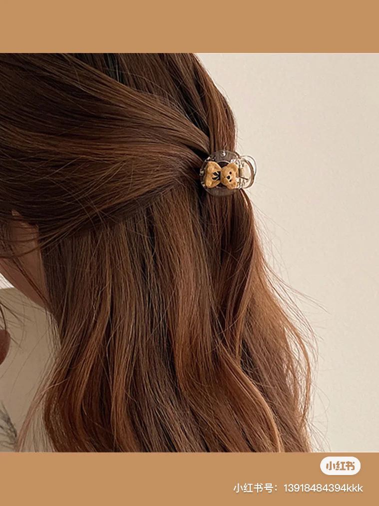 INS风透明系小熊迷你抓夹 看起来就像一块块晶莹剔透的小冰块上躺着迷你小熊~这种小抓夹很适合用来点缀公主头造型,甜美感更UP!