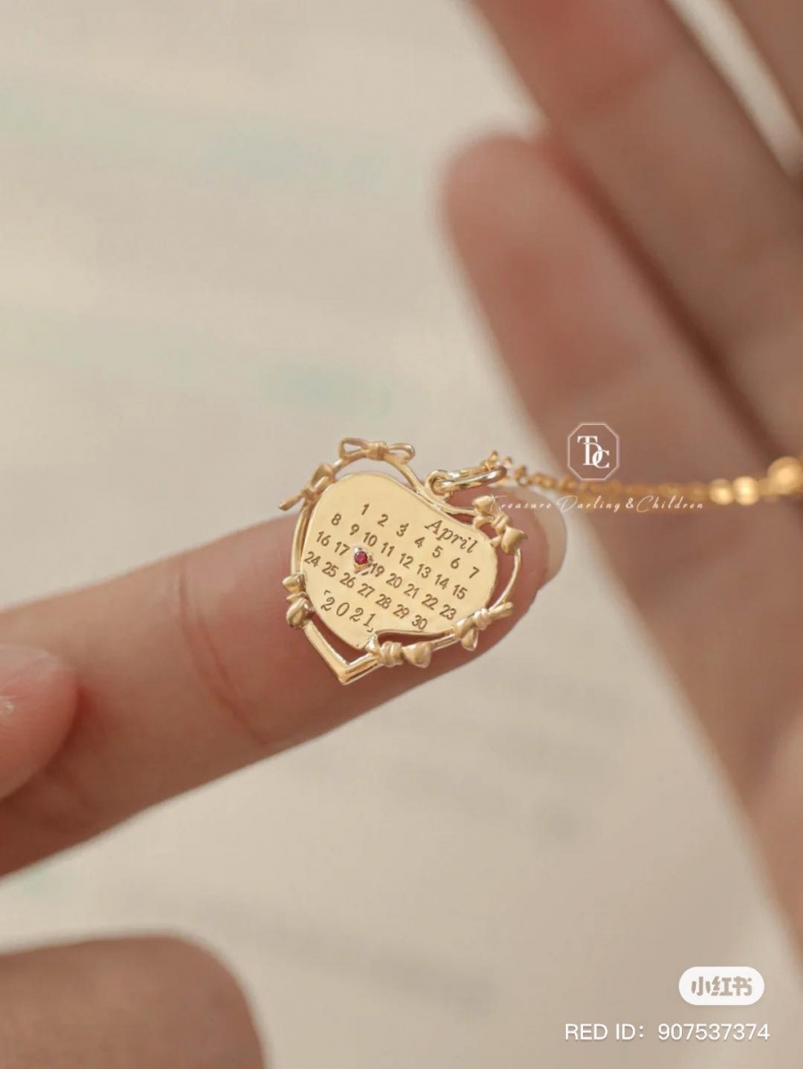 TDC The Diamond Craftsman Jewelry 是一家专门打造专属定制饰品、专注于18k金珠宝的饰品店;他们家的作品中不乏和纪念日相关的设计。比如这2款非常精美、分别采以方形和心形雕花边框设计的月历链坠,在纪念日上用彩色宝石做记号,细节感满分!