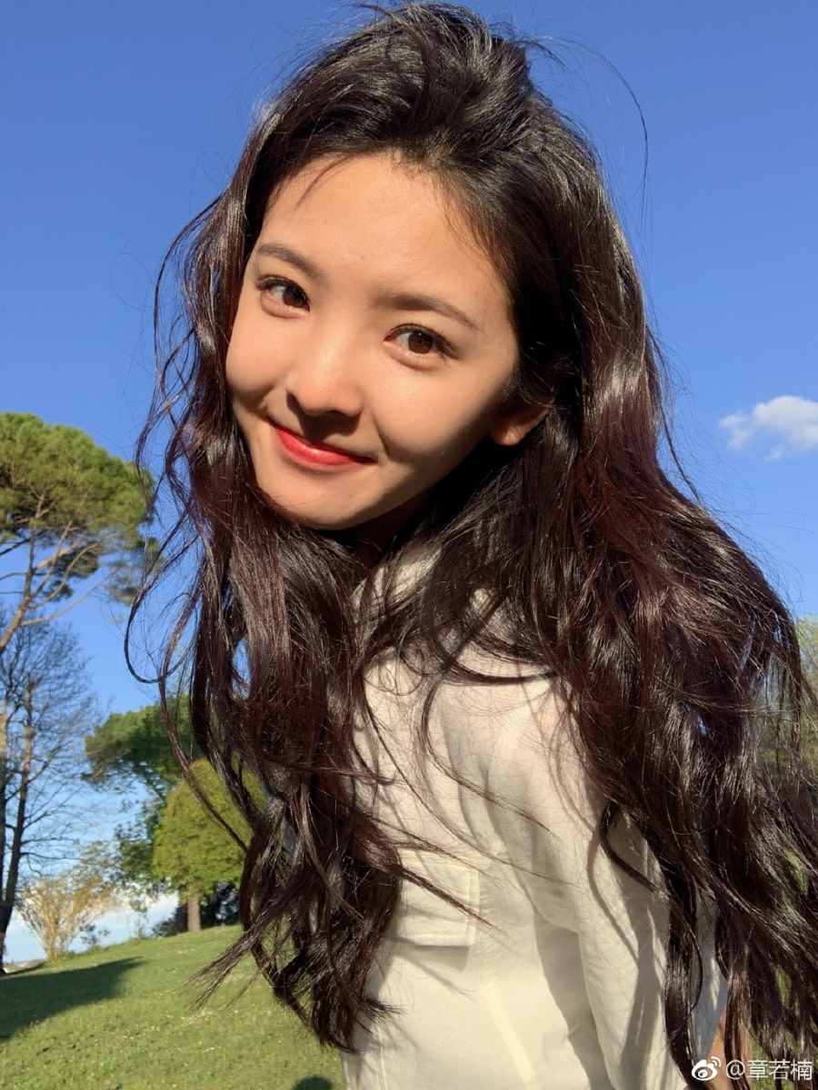 之前和大家陆续分享过谭松韵和赵露思的保养秘诀～这回给女生们整理了初恋系女神章若楠的护肤+瘦身Tips，一起跟随她的脚步把日常保养做好做满吧！