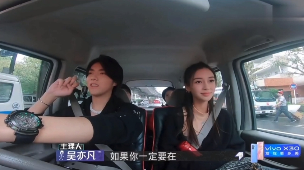 # Angelababy似故意插话，阻止吴亦凡对赵今麦开撩！ 另一次一行人开车上路途中，驾驶座上的吴亦凡对着后座的赵今麦“开撩”问道：「如果一定要在我、潘玮柏、福克斯（节目嘉宾）中选一个」…还没等他说完Angelababy直接插话问赵今麦：「你觉得他们三个谁最帅」；当时看着觉得是嘉宾们为拉近彼此距离友好闲聊的片段，但现如今看来，不少网民认为Angelababy是在试图阻止吴亦凡问赵今麦「你会从我们三个当中选谁当男友」、「觉得谁最适合你」这种企图性明显的问题。