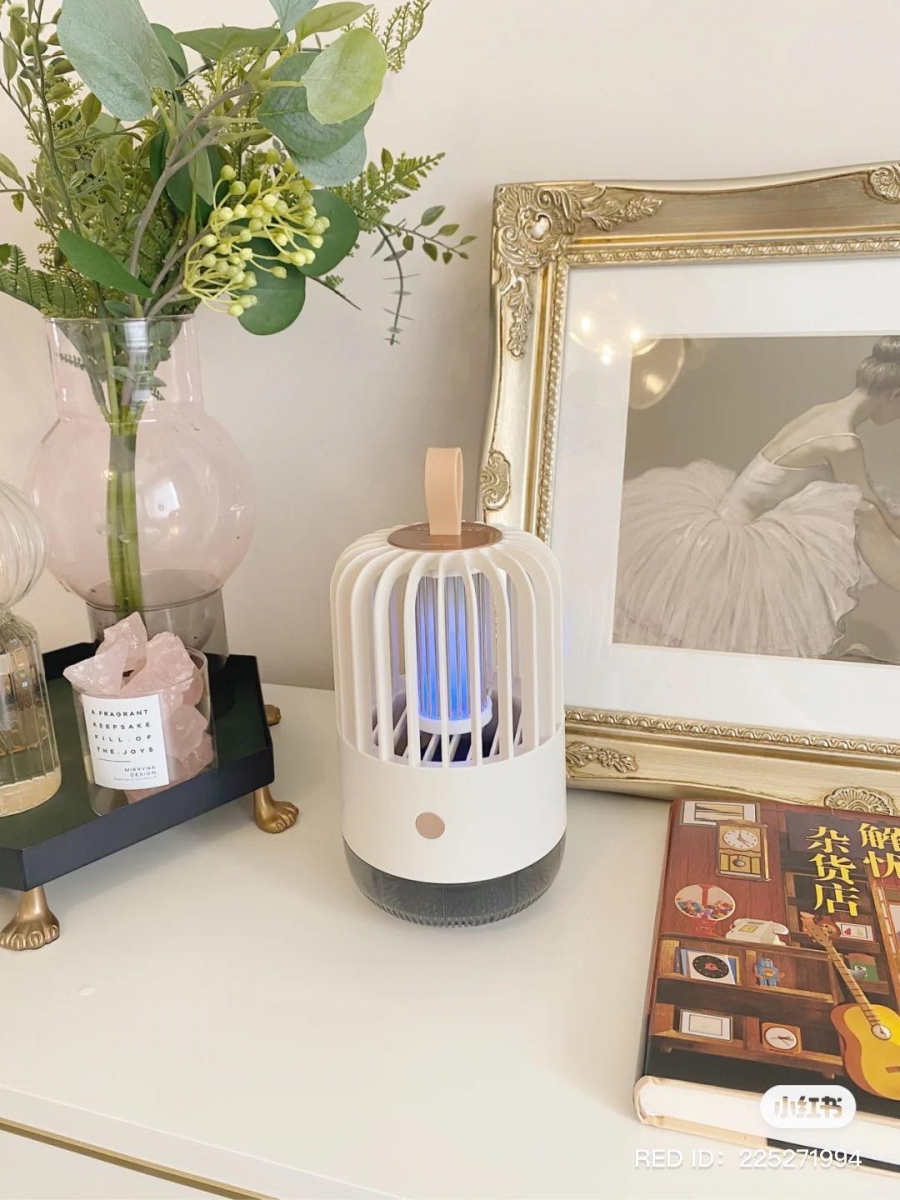 诺印noin小鸟笼灭蚊灯 >>> 【点击查看天猫链接】 最近在小红书上讨论度很高的一款高颜值灭蚊灯～外型设计就像小鸟笼一样，简约的配色和造型轻松融入各种风格的家居环境，乍看还以为是个精致的小夜灯/装饰品呢！