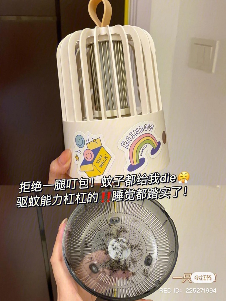 诺印noin小鸟笼灭蚊灯 >>> 【点击查看天猫链接】 最近在小红书上讨论度很高的一款高颜值灭蚊灯～外型设计就像小鸟笼一样，简约的配色和造型轻松融入各种风格的家居环境，乍看还以为是个精致的小夜灯/装饰品呢！