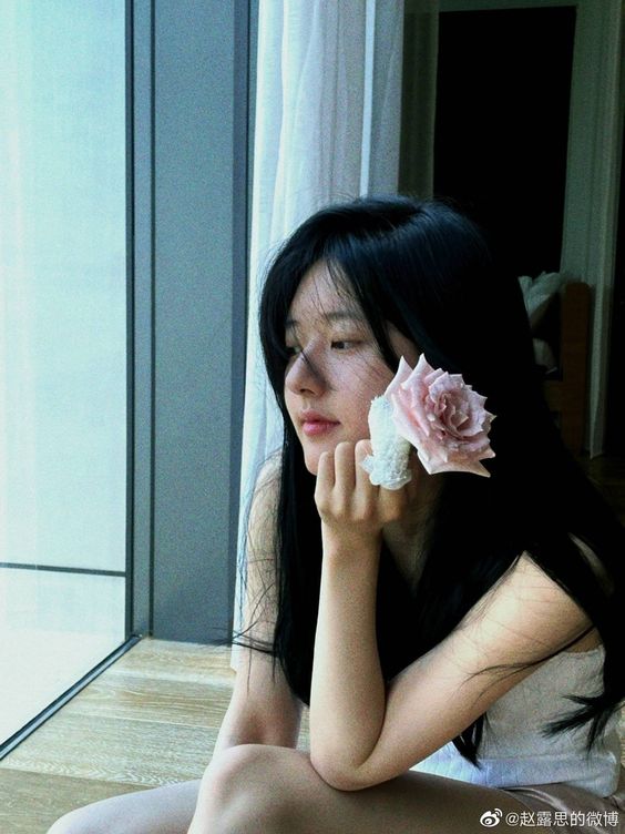 5、身体和脑子一直处于疲惫状态,有「越休息越累」的感觉? 情绪陷入低谷期时,周末两天的短暂休息或许已经不足以缓释你的压力;平日里总是感觉身体和脑子都很累,即使早早入睡、睡足8小时以上依然觉得没有休息好?这是非常明确的倦怠迹象。建议你适时给一直在奔波忙碌的自己按下暂停键,好好休息才能走更长远了路啊~