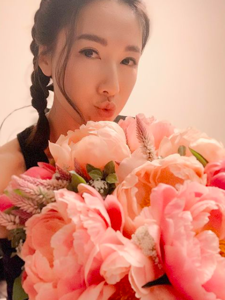 今年40岁的李施嬅2019年结束和无线电视长达15年的宾主关系，虽已离巢但依旧和大台保持良好联系，比如去年底就回巢拍摄了《金宵大厦》续集。其签约了“Captain Marvel”Brie Larson的同一家美国经纪公司Authentic后，也和邵氏公司签约并由后者帮忙处理香港和东南亚地区的工作，相信未来会有更多机会在不同电影、电视剧作品中看到她的演出！