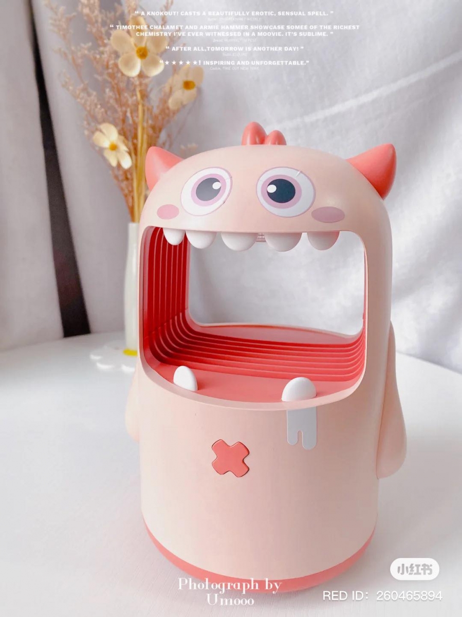 粉嫩嫩大嘴小怪兽灭蚊灯 >>> 【点击查看Shopee链接】 喜欢可可爱爱家居产品的女生太值得拥有它啦（笑）张大嘴的小怪兽采用了物理灭蚊原理，无味、静音无噪声，大人小孩房间里都可以安心使用～一套中附送小怪兽表情贴纸，可以按喜好给灭蚊灯贴上可爱小眼睛和腮红点缀。