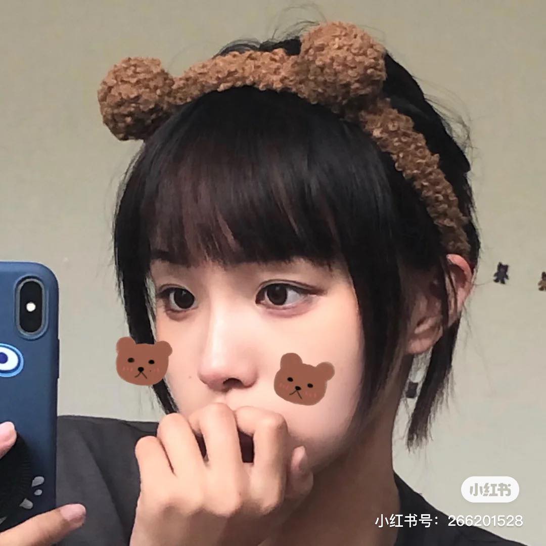 居家必备小熊发箍 宅家期间的家居LOOK肯定少不了发箍,上班/学习时把容易乱飘、披头散发的刘海固定住;洗脸时也可以用来固定头发防弄湿~这款毛茸茸的小熊发箍设计不仅很实用,还是居家自拍凹造型的可爱神器唷 ♥