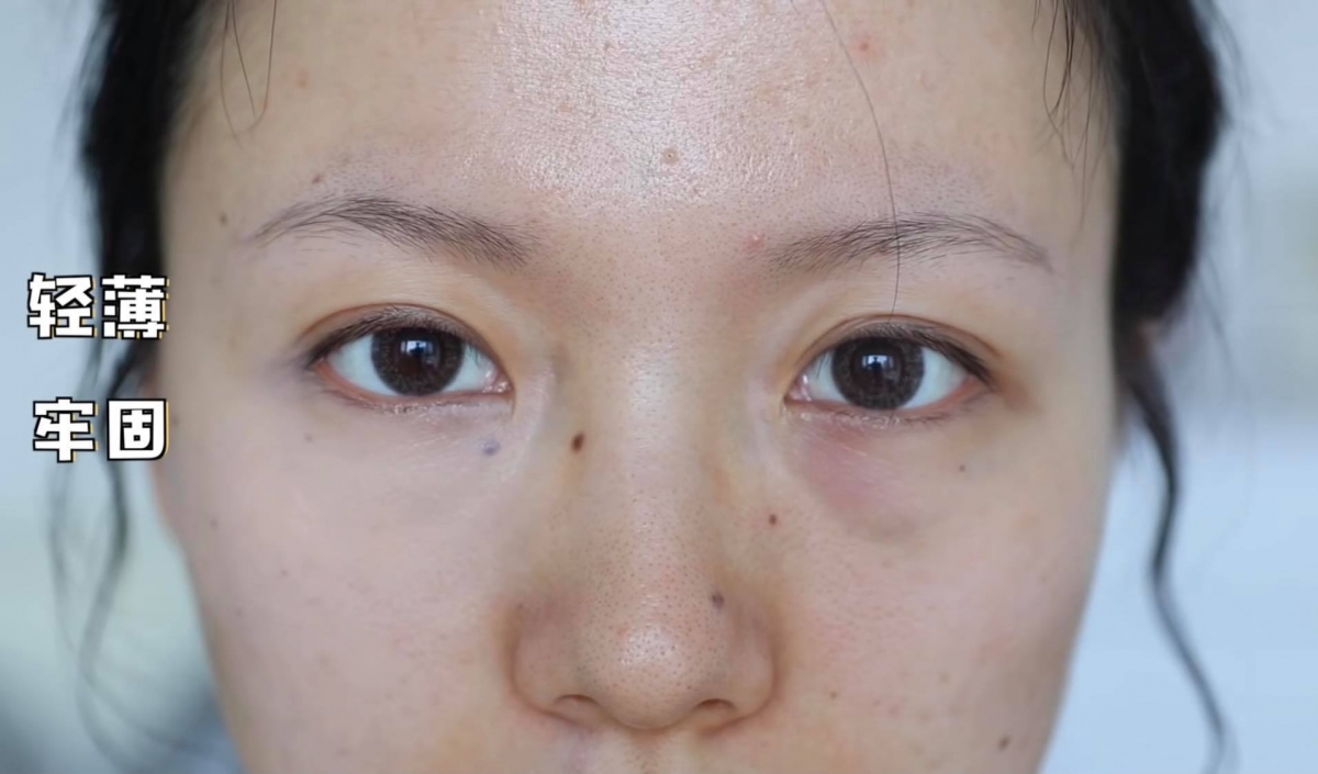 L'Oreal Paris Infallible Full Wear Concealer 长效遮瑕膏 公认妆效持久、不拔干、轻薄零厚重感的一款高CP值遮瑕膏;据官方资料说明其刷头部分比一般遮瑕棒的面积更大一些,如果出门不想带大大罐的粉底液,也可以把它当作粉底液全脸使用~补妆能力也很棒哟!