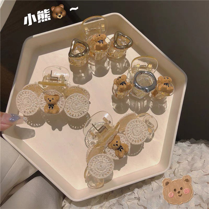 INS风小熊抓夹 近几年超夯的法式珍珠抓夹、韩国欧尼风金属鲨鱼夹都是走优雅风~把抓夹做成这种INS风巧萌小熊设计也好耐看呢!无论是透明设计还是奶油白色款都好好看!