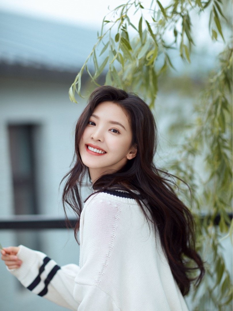 防晒霜「这样涂」更有效、更贴肤 防晒不是在大热天底下活动才需要涂抹，平日里无论出门还是在家，都一定要把防晒霜涂好涂满，才能抵挡无处不在的紫外线哦～章若楠建议的涂抹防晒方法是：不要像涂面霜那样抹上脸，应该用涂粉底液的手法，先把防霜挤出来点到脸上，然后双手「点+拍」将防晒霜均匀铺好全脸肌肤（颈部也不要忘记涂哦～）。这样的手法可以让防晒霜在脸上起到更好的作用，也会和皮肤更贴合不容易搓泥。