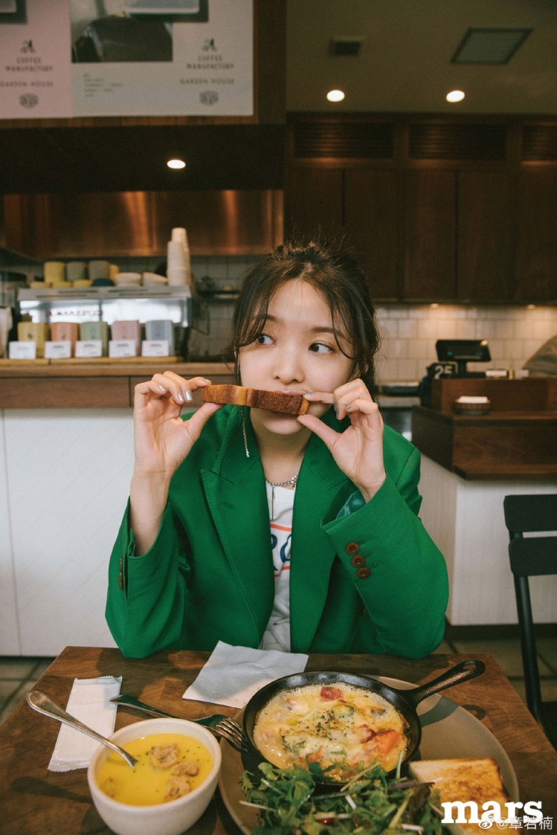 晚餐尽量早点吃、不吃宵夜 此外她每天都会坚持在5:30pm ~ 6pm 之前把晚餐吃完，完食后直到睡前都会管住嘴，不吃任何零食宵夜。越迟晚餐或有吃宵夜习惯，身体没有足够时间赶在睡前消化完食物和代谢掉热量，不仅容易囤积脂肪，还会影响睡眠质量。