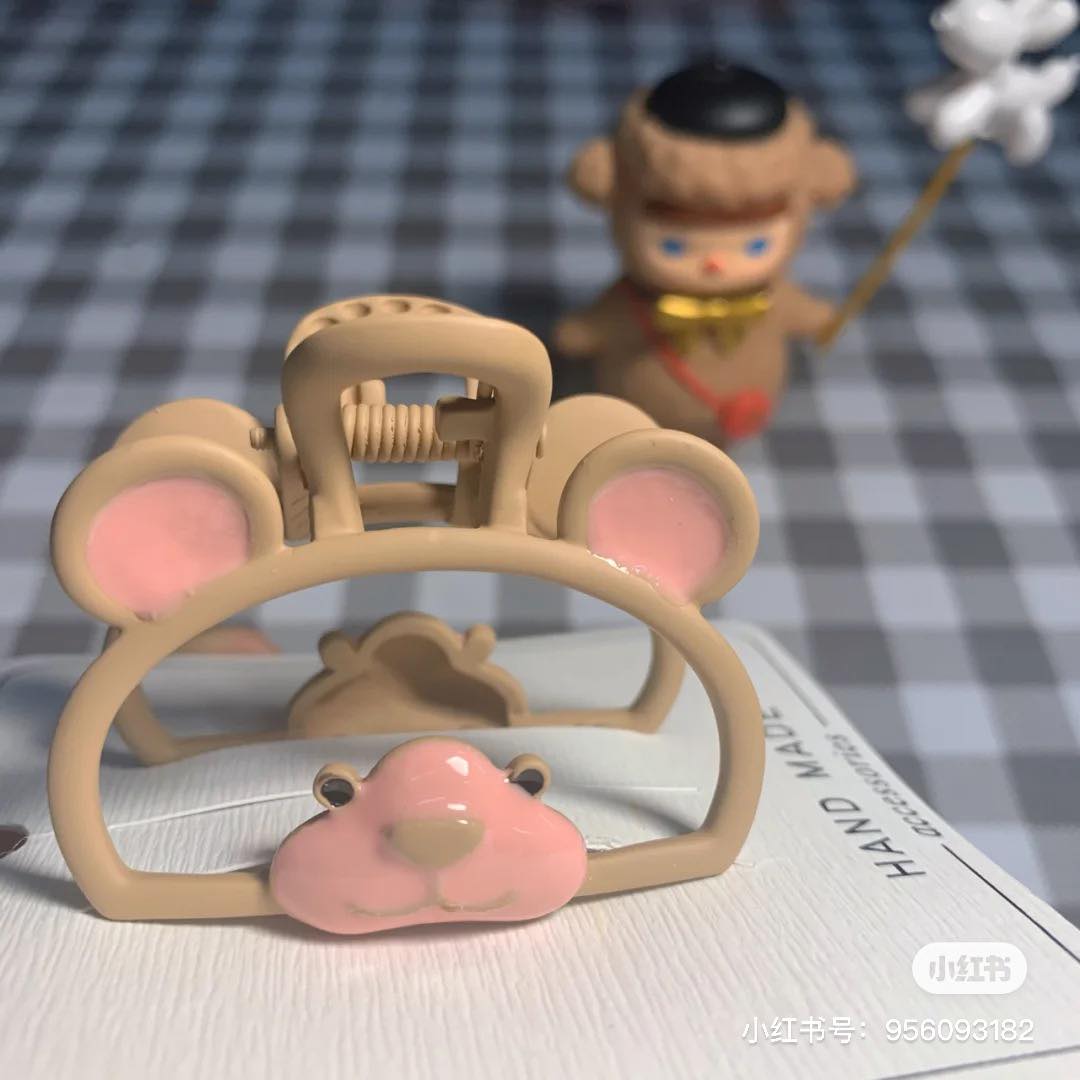 九木杂物社原创小熊发夹 不定期推出各种可可爱爱卡通设计小物的九木杂物设这波又来抢少女们的荷包啦(笑)超萌的原创小熊发夹在小红书上讨论度超高~感兴趣的女生可以在淘宝搜搜看~