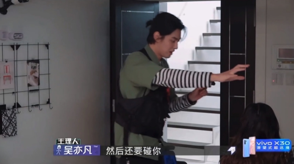 # 吴亦凡想借鬼故事“抽水”对赵今麦动手动脚，Angelababy一句话回怼解围！ 一次在室内嘉宾们聊到鬼屋，吴亦凡绘声绘影地在赵今麦面前“演示”鬼屋场景，配合「鬼屋里忽然有人要过来碰你」说辞作势要伸手触碰赵今麦