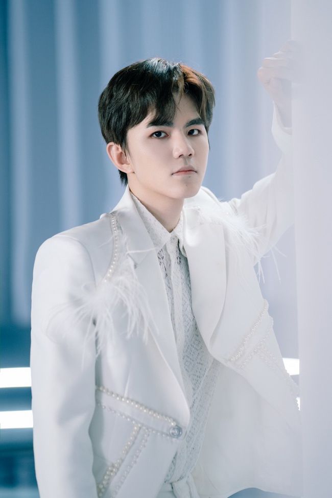 前不久诺言参加《创造营2021》一度掀起全网电竞粉和选秀粉热议,他在录制选手宣言时表示自己想要打破各界对于电竞选手「只会搞电竞」的刻板印象。作为电竞界「破圈」第一人的诺言在人才济济的选秀节目中最终排名第36,成绩是相当不错的~