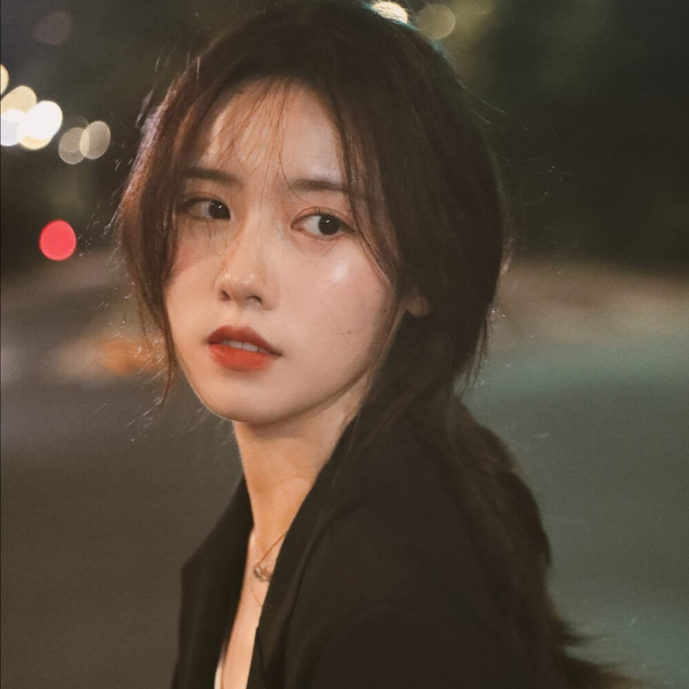 4、发泄式购物/酗酒 美国心理专家Herbert Freudenberger在一项和工作倦怠相关的研究中表示,压力过大、进入工作倦怠期的人,经常会依赖物质生活带来的满足感,弥补空虚疲倦的身心灵。其中最常见的举动包括购物和酗酒,然而这些满足感都是短暂的,酒醒后、拆完购物包裹后,又会再次陷入「倦怠 → 购物/酗酒发泄 → 短暂性满足 → 再次倦怠 → 再次购物/酗酒发泄… 」无止尽的循环中。