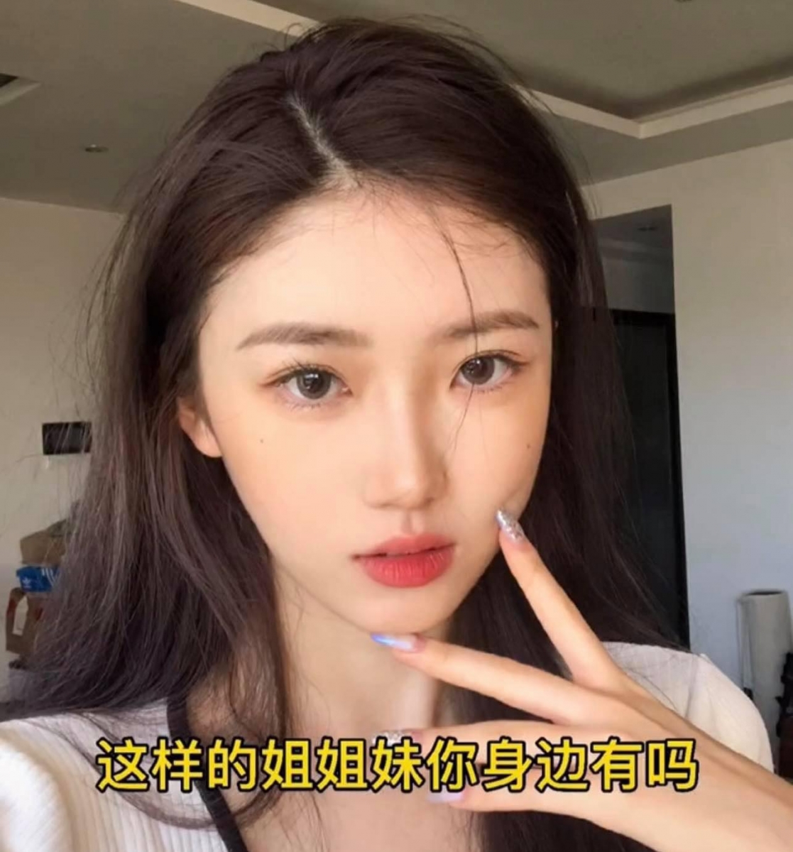 原Po术后照片看起来五官精致了不少,但有网民留言表示:「无恶意,但感觉博主本来长得很好看,根本不需要整容~」、「没整之前外貌更有特色和记忆点啊!」