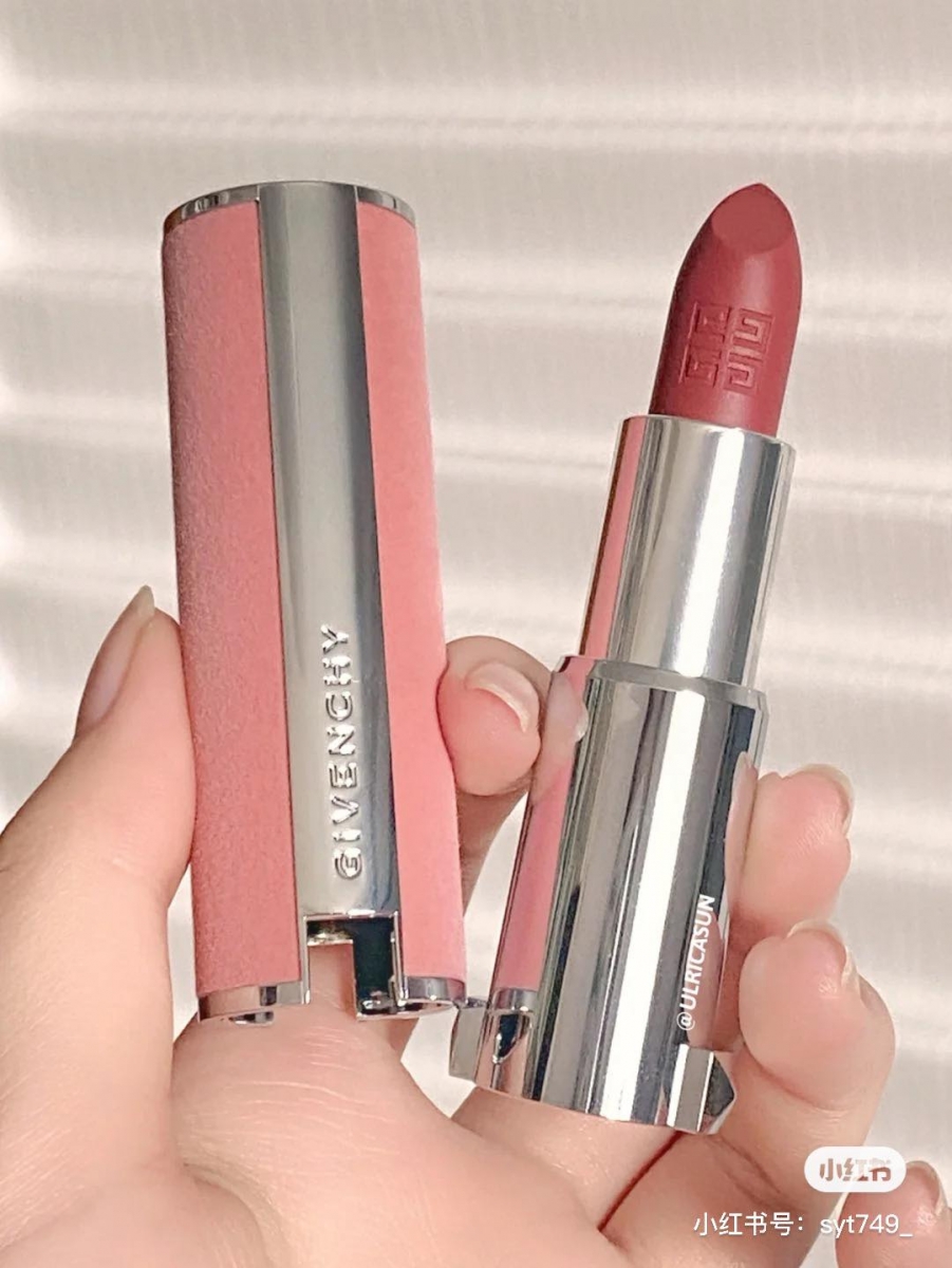 Givenchy 粉丝绒口红 继去年的超有质感「红丝绒」系列后，本季Givenchy推出的粉丝绒系列真的很懂问女孩纸们的心（笑）最近小红书美妆博主们已经陆续开始试色，整体设计和更加绵密的膏体质感真的绝绝子 ♥ 光是高级感满满的粉嫩嫩、毛茸茸壳子一整个就美翻天了啊～