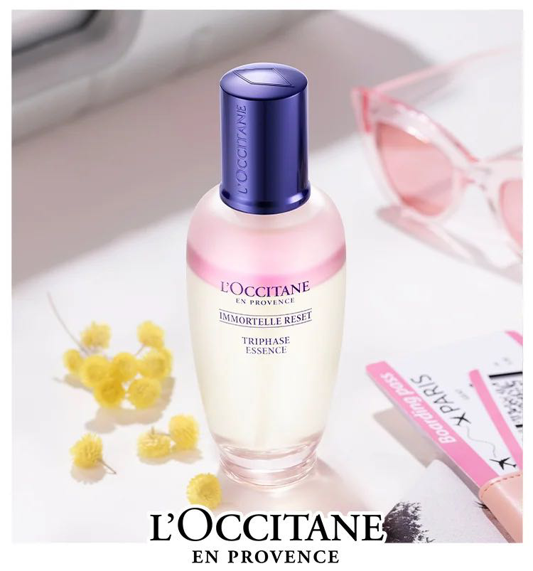 L’Occitane Immortelle Reset Triphase Essence 「星光水」光萃肌活精华水 >>> 【点击前往Lazada官方店铺购买链接】 粉嫩嫩的渐层精华水不仅外观看着超级疗愈眼球,在疗愈肌肤功效方面也让一众护肤控赞不绝口!星光水喷头很细密,精华水中含有22%精华油 + 78% 精华水,十分贴合我们肌肤维持天然水油平衡的需求。内里加入了高含量天然益生元、蜡菊精华油、千日菊精粹等植萃精华油;使用前先将分层精华水摇匀,直接往脸上喷、喷在化妆棉上拍匀全脸即可;尤其推荐给干渴或疲劳型肌肤,喷完瞬效感觉深层滋润!