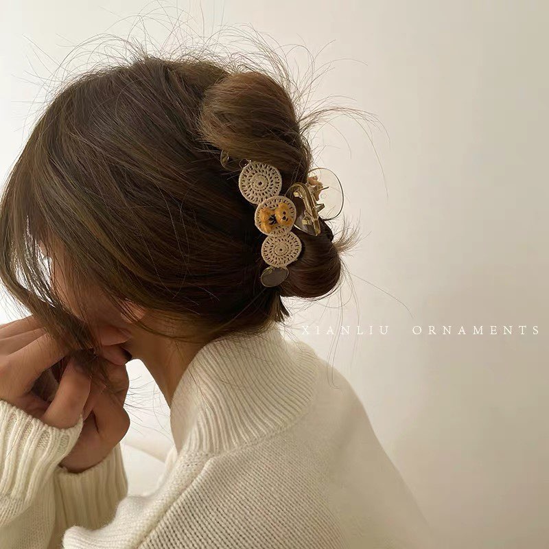 INS风小熊抓夹 近几年超夯的法式珍珠抓夹、韩国欧尼风金属鲨鱼夹都是走优雅风~把抓夹做成这种INS风巧萌小熊设计也好耐看呢!无论是透明设计还是奶油白色款都好好看!