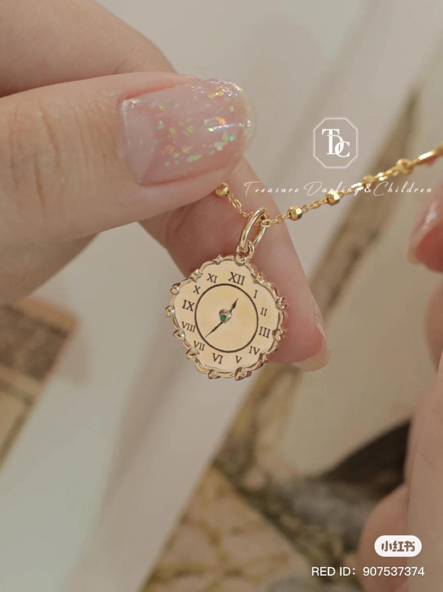 除了月历设计,他们家还有纪念「出生时间/值得纪念的时间」定制款链坠,用来纪念宝宝出生等有着美好意义的时光;不仅可以打造成项链,也可以定制成手链呢~
