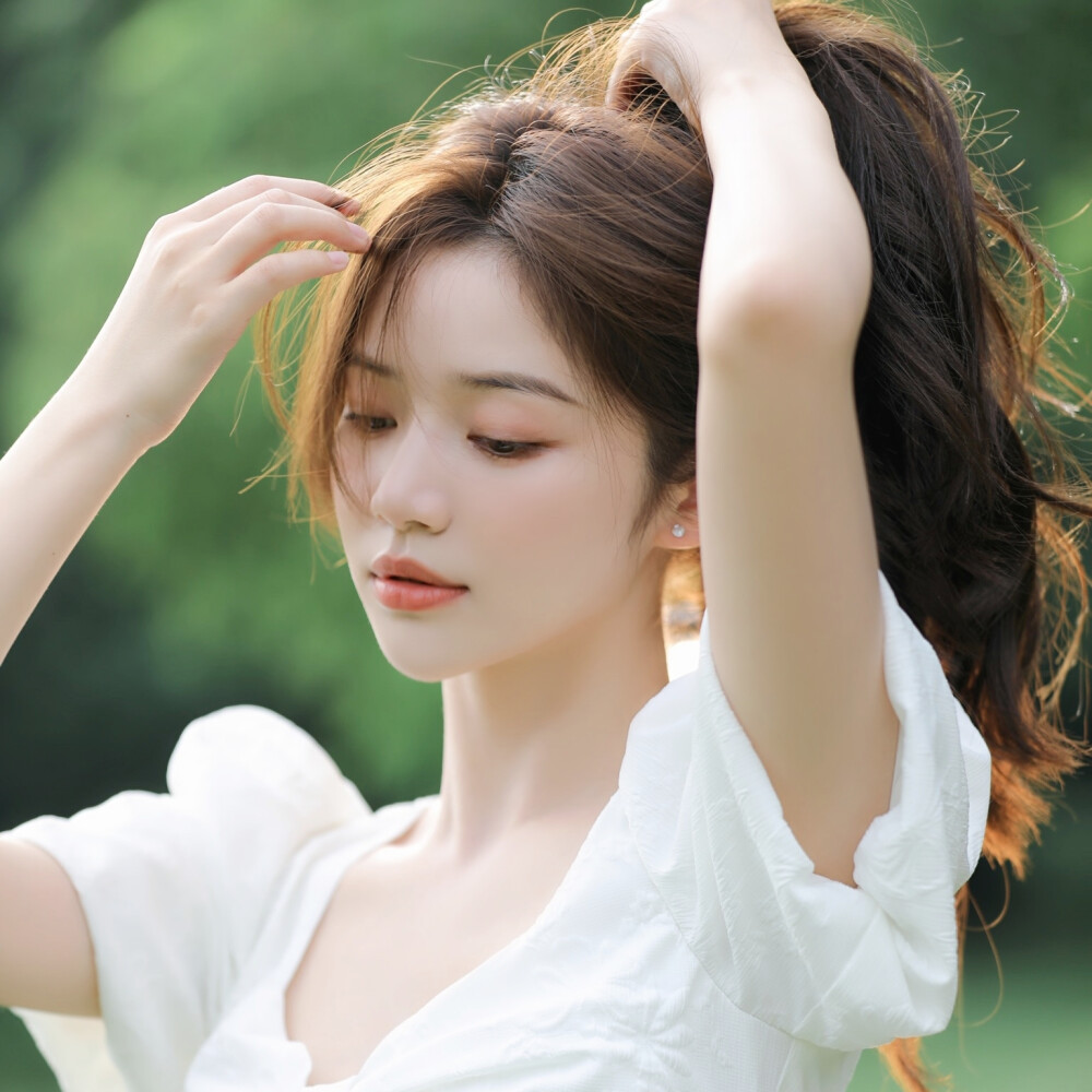 9、这世界很多人,为什么大家都要活成一个样? 10、世界上不缺瘦瘦的女生、不缺倾国倾城的大美女,我做我自己就很好!