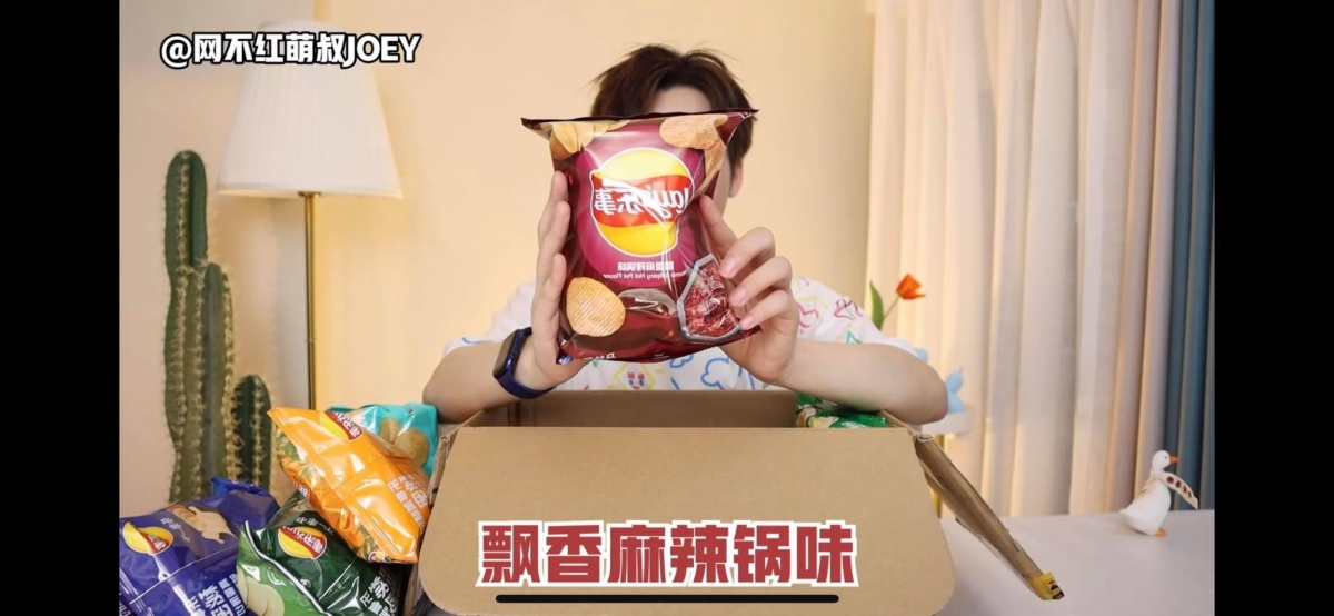 飘香麻辣锅味薯片比较特别,是厚切+凹凸切面的;非常香脆但辣味比较足,不能吃辣的女生慎入~和吃货编一样爱惨麻辣香锅的女生一定要尝尝看!