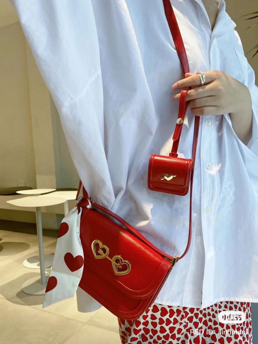 # 复古红豆腐包 本次三大七夕礼盒中，最鲜明亮眼的莫过于这款可爱又迷人的「复古红豆腐包」！尽显复古时髦魅力的红色调，加上点睛之笔的「心形锁扣」、「心形印花缎面围巾」，收到这份礼物的女生绝对眼冒爱心呀 ♥ 一组中还包含随身Airpods耳机迷你包，精致的「一箭穿心」迷你五金象征一见钟情甜蜜印记，编拍胸脯挂保证、绝对没有女生能抵御它的魅力（笑） >>> 【点击前往官网入手】