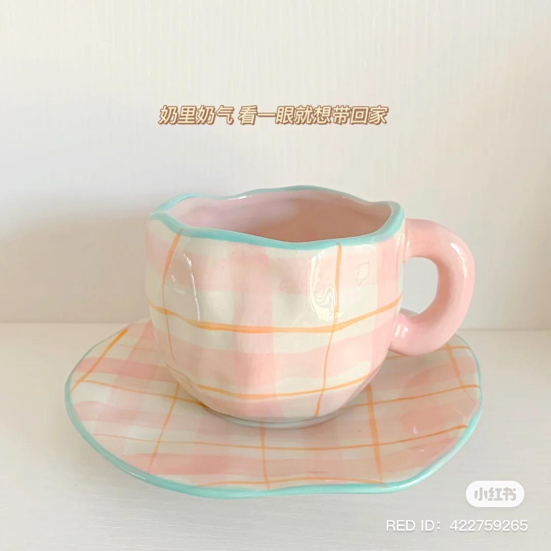 # 2 附小盘子陶艺手工杯 相比上一组杯身杯口较矮、较宽，但整体的配色、不规则手工feel设计很类似！搭配的同系列小盘子让整体精美感更UP ♥ 粉色格纹款在小红书上特别火呢～ >>> 【点击查看Shopee链接】