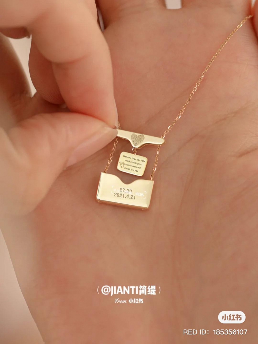 另一款「开合式」设计的小信封项链，小卡片/迷你情信和信封之间有金属扣相连接不怕弄丢～里面可以选择定制你和TA之间的甜蜜情话、爱的寄语，很有「我用一生给你写情信，也希望你用余生去读」的浪漫寓意啊 ♥ 相信女生们收到这款一定会感动到不行～